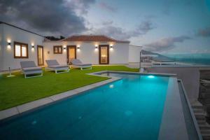 Villa con piscina por la noche en V&C Luxury Village, en Breña Baja