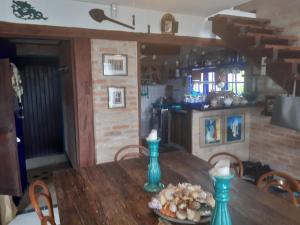 una mesa de madera con un plato de comida. en casa da sereia Mermaid Lounge, en Ilhabela