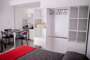 Un dormitorio con una cama y un escritorio con una mesa. en Aurelia, en Valeria del Mar