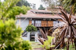 una casa es vista a través de las hojas de los árboles en Aurelia, en Valeria del Mar