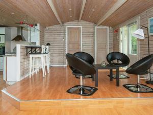 un soggiorno con tavolo e sedie nere di 6 person holiday home in B rkop a Egeskov