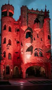 um grande edifício de tijolos vermelhos com uma porta aberta em Castillo de Tarapoto em Tarapoto