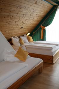 Łóżko lub łóżka w pokoju w obiekcie Hotel Asperner Löwe