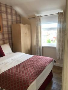 マンチェスターにあるRosewood lodgings Special offer for student on long stayのベッドルーム(ベッド1台、窓付)