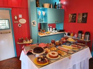 uma mesa com muitos tipos diferentes de alimentos sobre ele em Pousada Camponesa em Picada Cafe