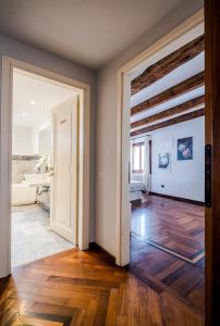 una puerta abierta a una sala de estar con suelo de madera en Ai Sogni en Venecia