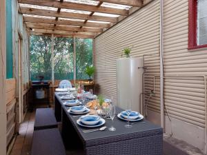 einen Tisch mit Teller mit Lebensmitteln und einen Kühlschrank in der Unterkunft Daves Place Holiday house with WI FI Aircon and Boat Parking in Shoal Bay