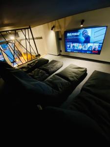 TV a/nebo společenská místnost v ubytování Thruster - Rooms, Kitchen, Chill-Out Zone-Netflix, Lobby-Netflix