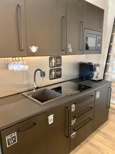 Kuchyň nebo kuchyňský kout v ubytování Thruster - Rooms, Kitchen, Chill-Out Zone-Netflix, Lobby-Netflix