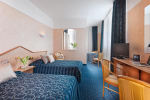 A television and/or entertainment centre at Hotel Le Sorgenti