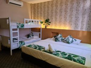 מיטה או מיטות קומותיים בחדר ב-Grandeur Hotel And Spa