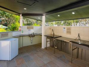 een badkamer met 2 wastafels en 2 wastafels in een kamer bij Anchorage on Straddie in Point Lookout