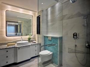 Phòng tắm tại Peridot Grand Luxury Boutique Hotel
