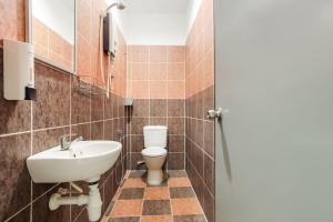 uma casa de banho com um lavatório e um WC em Super OYO 89427 Kavanas Hotel Taiping em Taiping
