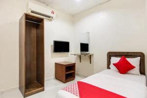 Super OYO 89427 Kavanas Hotel Taiping tesisinde bir odada yatak veya yataklar