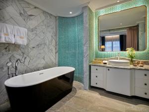 Phòng tắm tại Peridot Grand Luxury Boutique Hotel