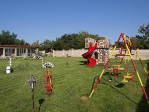 un patio con parque infantil y equipo de juegos en Dobrevata House, en Shabla