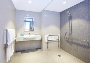 uma casa de banho com um lavatório e um chuveiro em Holiday Inn Express Brisbane Central, an IHG Hotel em Brisbane