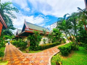 Vrt pred nastanitvijo Airport Resort Phuket