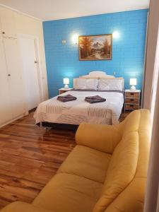 - une chambre avec un lit et un canapé dans l'établissement Whyalla Country Inn Motel, à Whyalla