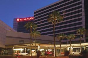 Un edificio de Starbuck con palmeras delante. en Stamford Plaza Sydney Airport Hotel & Conference Centre en Sídney