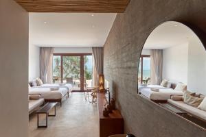 Zimmer mit mehreren Betten und einem Spiegel in der Unterkunft Chula Beach Resort in Khanom
