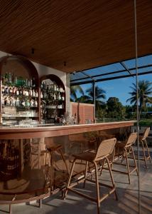 um bar com cadeiras e um balcão de bar em Chula Beach Resort em Khanom