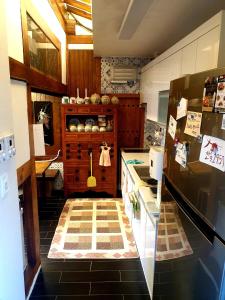 cocina con suelo a cuadros y encimera en Hanok1957, en Daegu