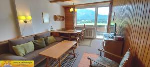 ein Wohnzimmer mit einem Sofa und einem Tisch in der Unterkunft Apartment Panoramablick by FiS - Fun in Styria in Bad Mitterndorf