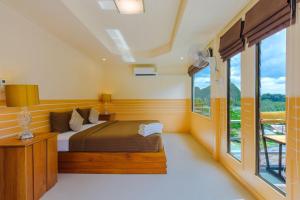 Railay Hilltop في شاطئ رايلي: غرفة نوم بسرير ونافذة كبيرة