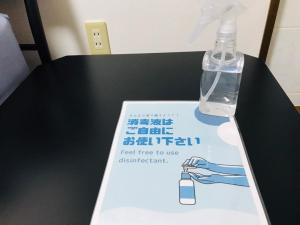 butelka wody na stole w obiekcie EX Itoman Apartment 603 w mieście Itoman