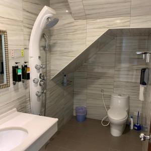 uma casa de banho com um lavatório e um WC num quarto em Sunny Sky Homestay em Yujing