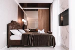מיטה או מיטות בחדר ב-Royal Tower VIP Smart Apartments 2