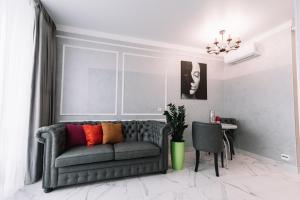 ein Wohnzimmer mit einem Sofa und einem Tisch in der Unterkunft Royal Tower VIP Smart Apartments 2 in Kiew