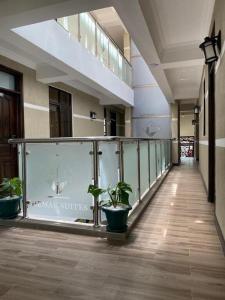 um corredor com vasos de plantas num edifício em Hemak Suites em Nairobi