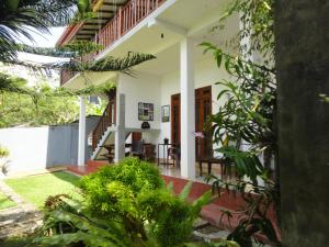 uitzicht op de veranda van een huis bij Sapara River Guest in Bentota