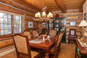 jadalnia z drewnianym stołem i krzesłami w obiekcie 13 Bear Tree Court Condo w mieście Keystone