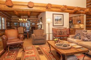 salon z kanapą, krzesłami i stołem w obiekcie 13 Bear Tree Court Condo w mieście Keystone +39 zdjęć