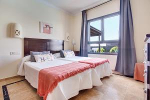 A bed or beds in a room at Casa Violeta Még 20 kép