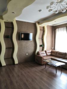 salon z kanapą i telewizorem w obiekcie Palazzo Kovrov w mieście Kowrow