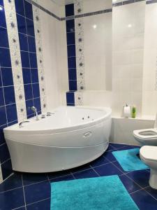 コヴロフにあるPalazzo Kovrovの青いタイルのバスルーム(バスタブ、トイレ付)
