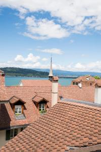 - une vue depuis le toit d'un bâtiment avec une tour dans l'établissement ADLER Boutique Hotel, à Morat