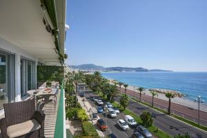 un balcón de un edificio con vistas al océano en Sunlight Properties - Sky blue - 3 bedroom flat with sea view on the Promenade des Anglais, en Niza