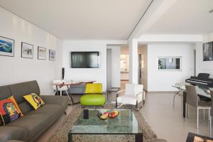sala de estar con sofá y mesa en Sunlight Properties - Sky blue - 3 bedroom flat with sea view on the Promenade des Anglais, en Niza
