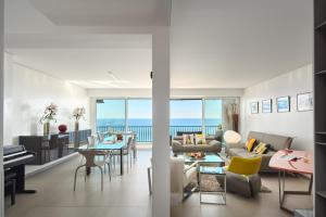 Gallery image of Sunlight Properties - Sky blue - 3 bedroom flat with sea view on the Promenade des Anglais in Nice