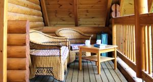 a porch of a cabin with a table and chairs at Chalet mit Schlossblick Wernigerode, Chalet 2 in Wernigerode