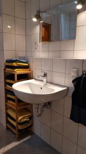 Un baño con lavabo, espejo y toallas. en Wanderoase, en Melsbach 8 fotos más
