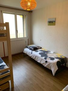 1 dormitorio con 1 cama en la esquina de una habitación en maison blanche en Briançon