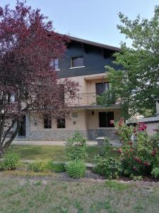 una casa con un balcón en el lateral. en maison blanche, en Briançon