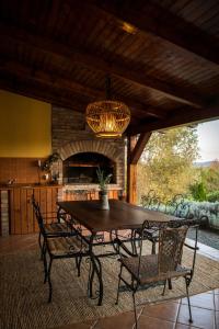 une salle à manger avec une table, des chaises et un lustre dans l'établissement Green Hills Cottage in Zagorje with magnificent view, à Ravnice-Desinićke